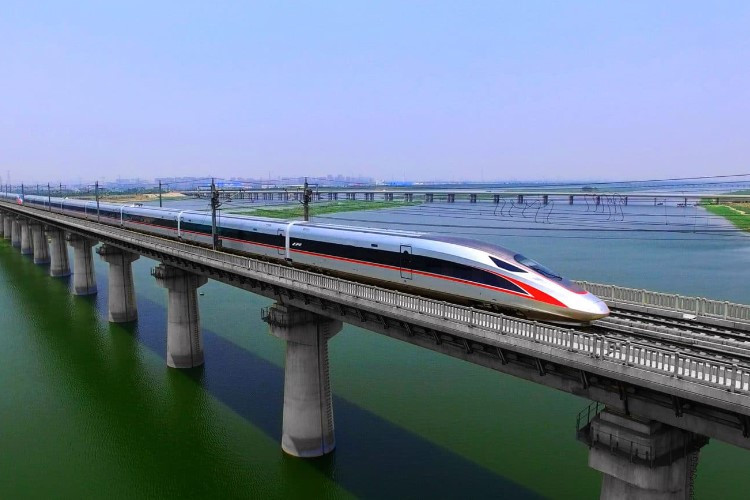 LOKER PT Kereta Cepat Indonesia China (KCIC) Juni 2023 Ada Lowongan Buat Passenger Service, Conductor, dan Train Attendant