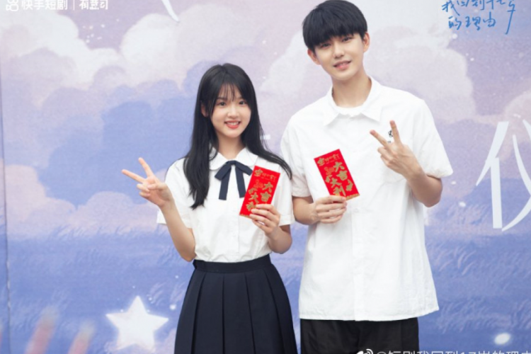 Nonton Drama China Back to Seventeen (2023) Episode 17 Sub Indonesia, Zhong Xiao Xiao Jadi Incaran Kelas Lain