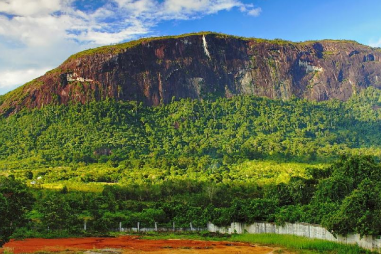 Apa Gunung Tertinggi di Pulau Kalimantan? Ini Dia Daftarnya! Masih Banyak yang Belum Terjamah Manusia