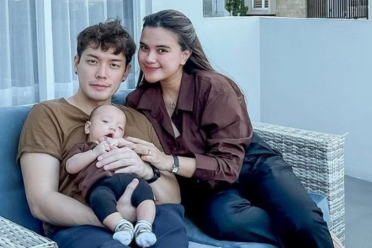 5 Potret Romantis Anthony Xie Bersama Anak dan Istri, Jadi Pasangan Idaman!