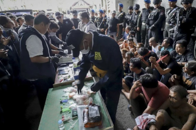 Polisi Gerebek Sarang Narkoba di Kampung Berlan Jakarta Timur, 8 Orang Berhasil Diamankan