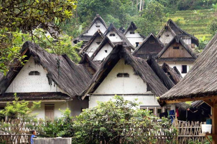 Mengenal Suhunan Badak Heuay, Rumah Adat Jawa Barat dengan Ciri Uniknya