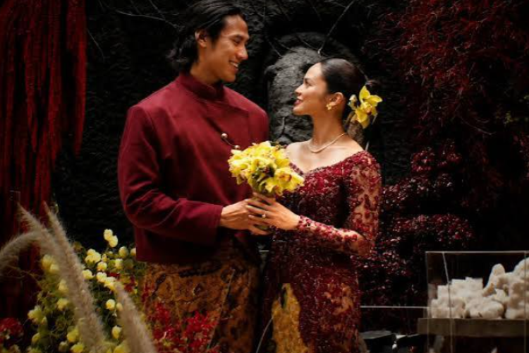  Hana Malasan dan Sean Galael gelar acara lamaran di NuArt Park, Kenakan Busana Nuansa Maroon yang Serasi