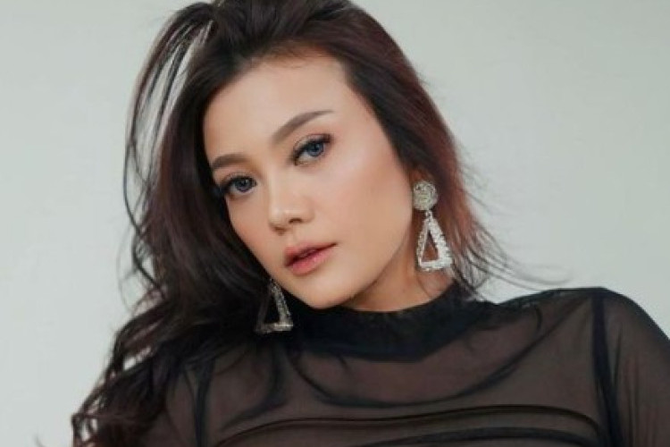 Mengenal Sosok Fizzabella: Pelantun 'Gusti Kulo Angkat Tangan' yang Pernah Dekat Denny Caknan