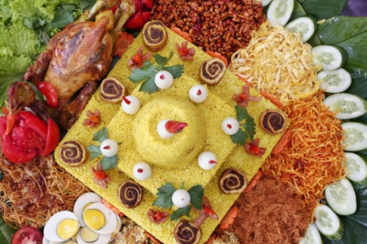 Detail Harga Tumpeng Untuk 10 Orang, Pas Banget Dipesan Untuk Acara Kumpul Keluarga Besar!