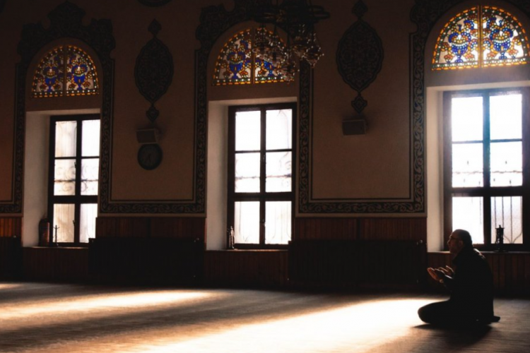 Bacaan Doa Kedua Orang Tua Saat Jadi Imam Sholat dan Artinya