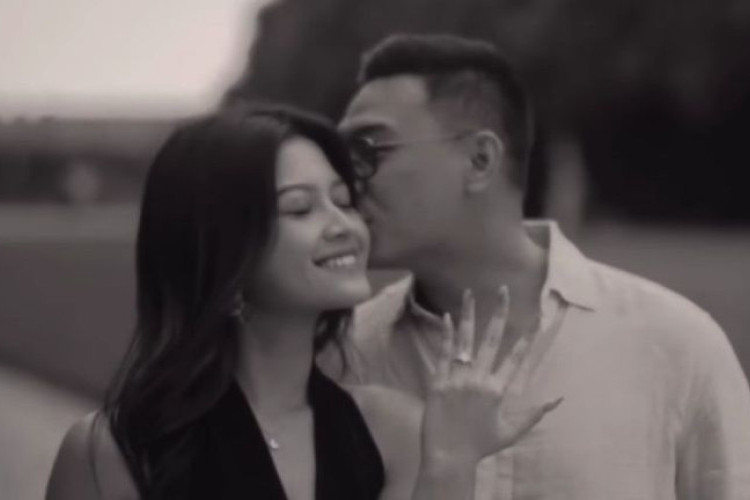 Romantis di Prancis! Yoriko Angeline Resmi Dilamar Sang Kekasih Aldio Oekon, Dikenal Jarang Umbar Kemesraan