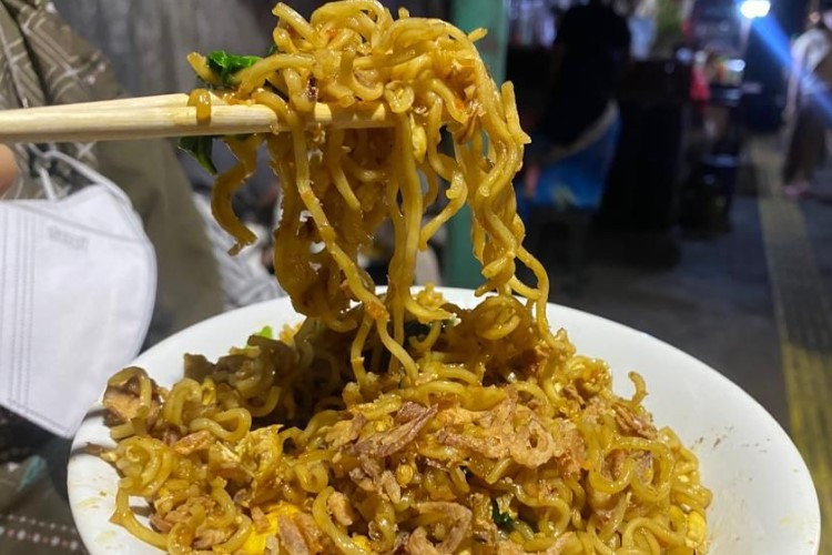 Daftar Harga Menu Warmindo Mang Ujo Malang Tahun 2023, Spot Makan Indomie Langganan yang Tak Pernah Sepi Pembeli 