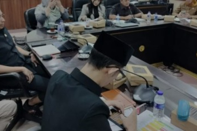 Sungguh Terlalu! Anggota Dewan Asyik Main Game CoC dan Merokok di Ruang Rapat Ber-AC Terancam Sanksi