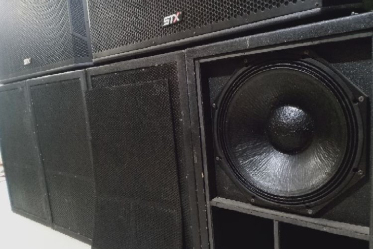 Box Speaker Lapangan JBL SRX815P