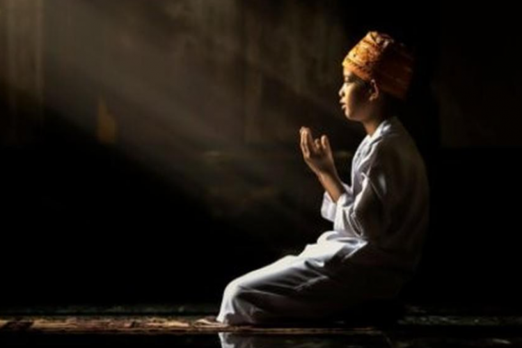 Bacaan Doa Setelah Sholat 5 Waktu Arab, Latin, dan Artinya Paling Lengkap