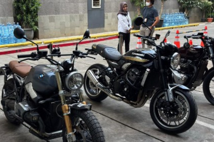 KPK Amankan Tiga Unit Moge Mewah Dan Uang Miliaran Rupiah Bersamaan Dengan Penahanan Tersangka Gatot Heroe Hernanda