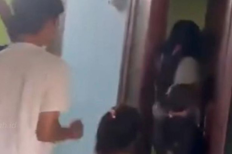Viral Video Istri Sah Ajak Anak Gerebek Suami Bareng Selingkuhan di Kamar Kos Mojoagung Jombang, Penuh Aksi Dramatis!