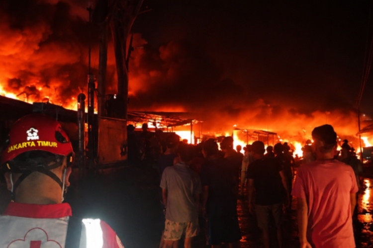 Kronologi Kasus Kebakaran di Pabrik Bingkai Jaktim 22 Unit Damkar Dikerahkan, TercatatTak Ada Korban Jiwa