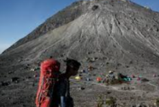 Bahaya! Pendaki Ilegal di Gunung Merapi Viral, Satu Selamat dan Tim SAR Masih Cari Dua Lainnya