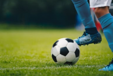 Cara Mengumpan Bola dengan Kaki Bagian Luar, Ikuti Teknik Dasar Sepak Bola Berikut