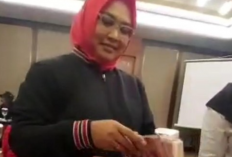 Viral! Wakil Bupati Blora Tri Yuli Setyowati Bagi-Bagi Gepokan Uang ke Kader PDIP, Ada Apa?
