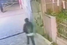 Detik-Detik Pria Misterius Bakar Bendera Merah Putih di Bandung Jelang HUT RI, Polisi: 'Masih Kami Selidiki!'