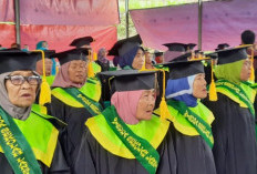 Sekolah Lanjut Usia Semarang Wisuda Ratusan Siswa, Bupati Berharap Para Lulusan Lebih Optimis Hadapi Kehidupan 