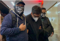 Bareskrim Polri Tangkap 2 Anak dan Istri Bandar Narkoba Ko Erwin, Tangan Diborgol dengan Kepala Tertunduk!