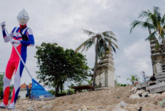 Ultraman Jepang Membersihkan Sampah di Pantai Bali, Inilah Sosok Dibalik Kostum yang Viral Tersebut