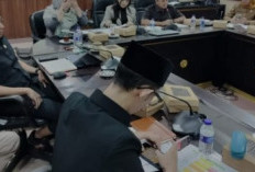 Sungguh Terlalu! Anggota Dewan Asyik Main Game CoC dan Merokok di Ruang Rapat Ber-AC Terancam Sanksi